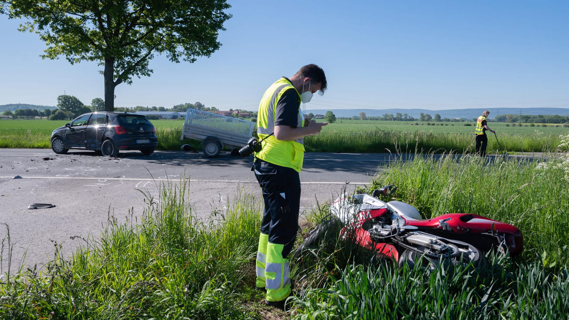 Der Unfallort: Der Motorradfahrer konnte nicht reanimiert werden. Der Unfallort: Der Motorradfahrer konnte nicht reanimiert werden.