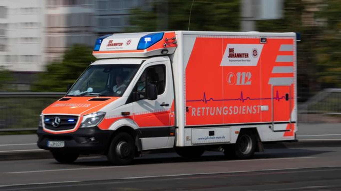 Ein Rettungswagen fährt mit Blaulicht (Symbolbild): In Landshut ist ein 28-Jähriger mehrere Meter in die Tiefe gestoßen worden.
