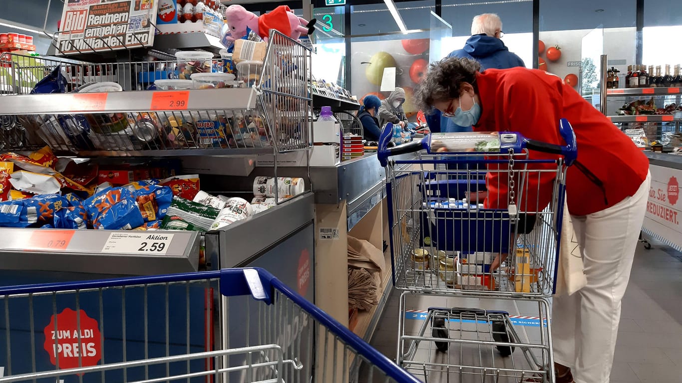 Eine Frau im Supermarkt: Die Verbraucherpreise legen gegenüber dem Vorjahr deutlich zu.