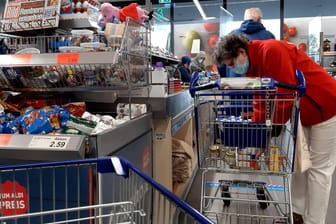 Eine Frau im Supermarkt: Die Verbraucherpreise legen gegenüber dem Vorjahr deutlich zu.