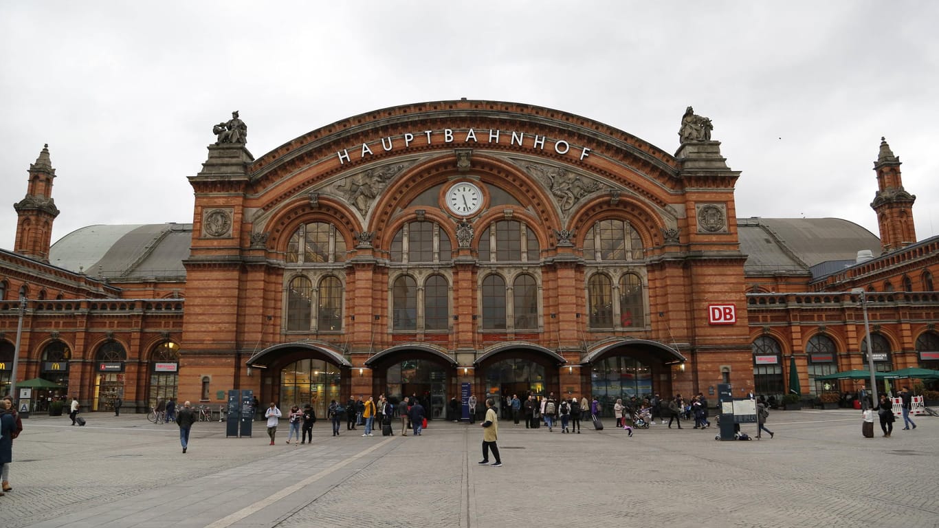 Der Hauptbahnhof in Bremen (Archivbild): Auch hier stehen Renovierungsarbeiten an.