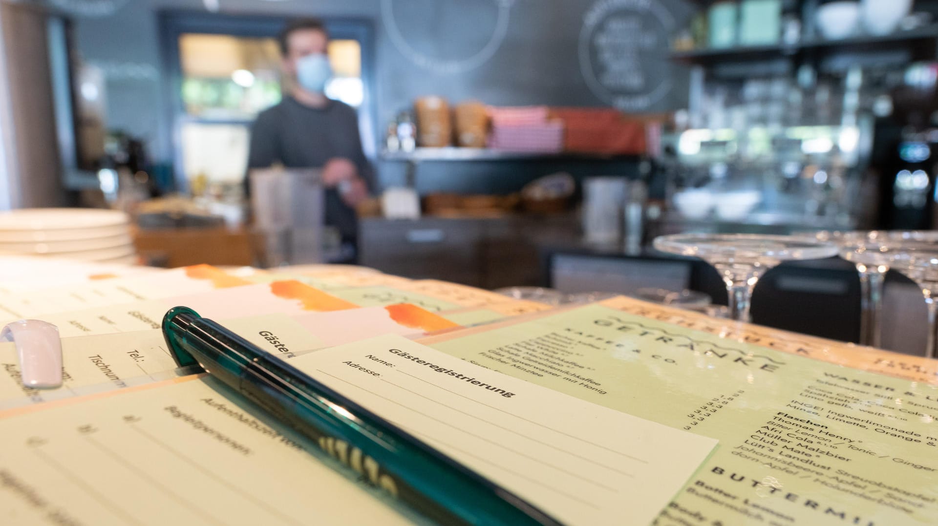 Anwesenheitsnachweise für Kunden eines Cafés in Hannover: Sinkt die Inzidenz weiter, entfällt auch in Niedersachsen die Testpflicht für Gäste in Restaurants und Cafés.