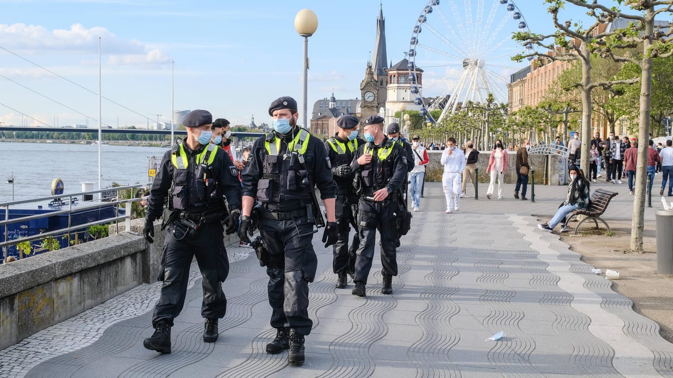 Polizisten kontrollieren die Einhaltung der Corona-Maßnahmen in Düsseldorf: Die Regierung will die Bundesnotbremse am 30.6. auslaufen lassen.