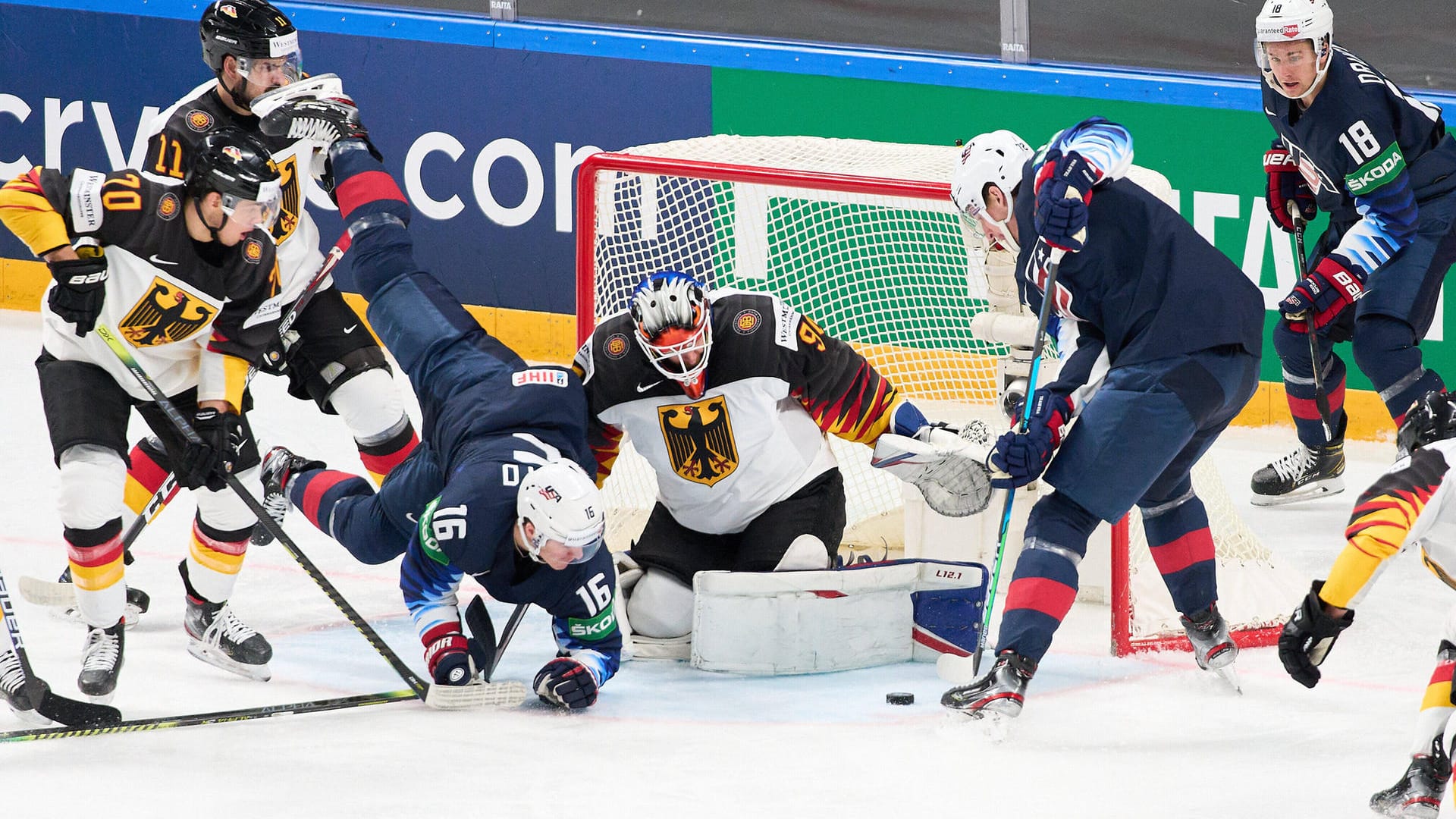 Felix Brückmann (M.): Der deutsche Goalie hatte gegen die USA gut zu tun.