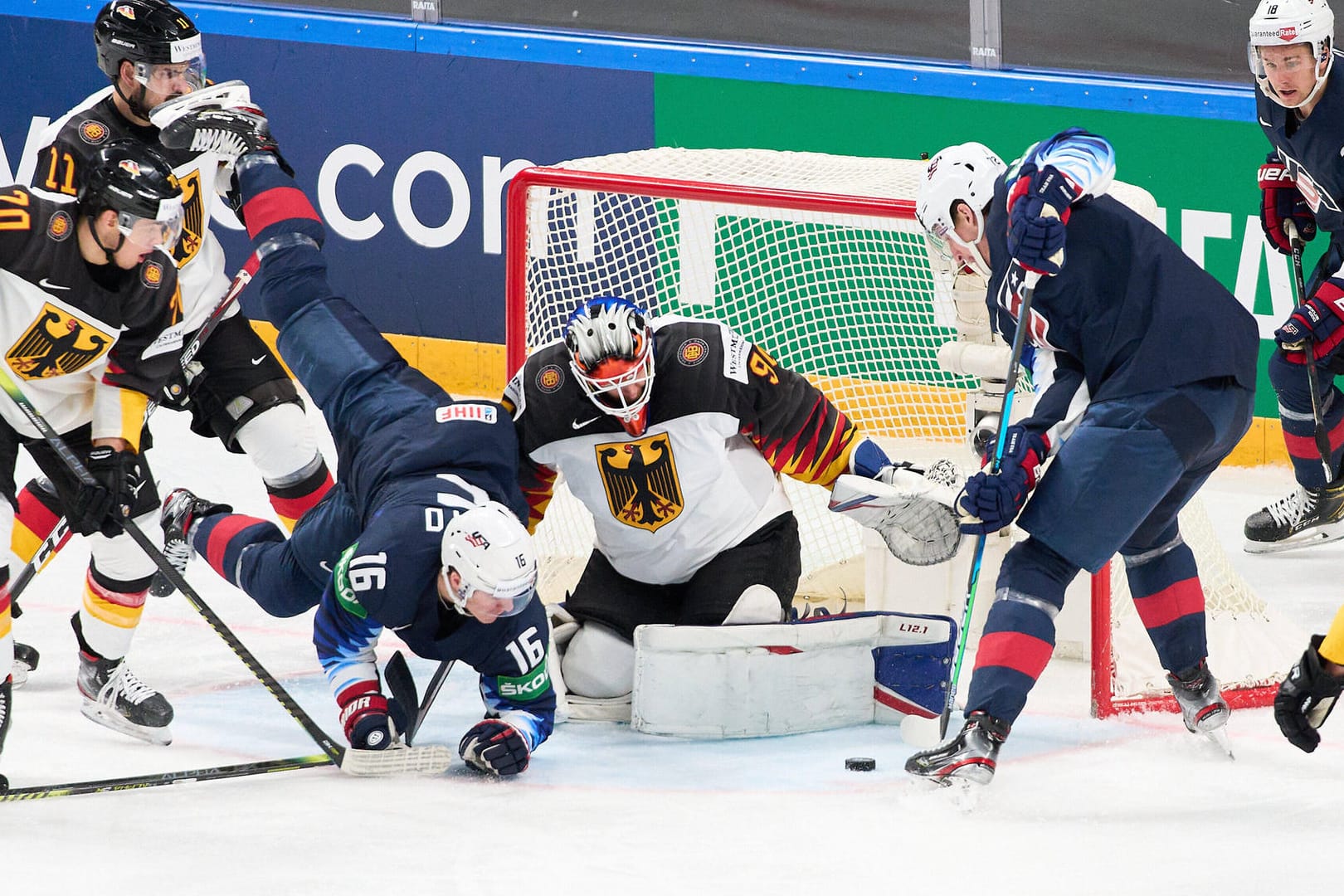 Felix Brückmann (M.): Der deutsche Goalie hatte gegen die USA gut zu tun.