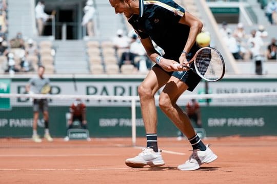 Daniil Medwedew erreichte in Paris die nächste Runde.