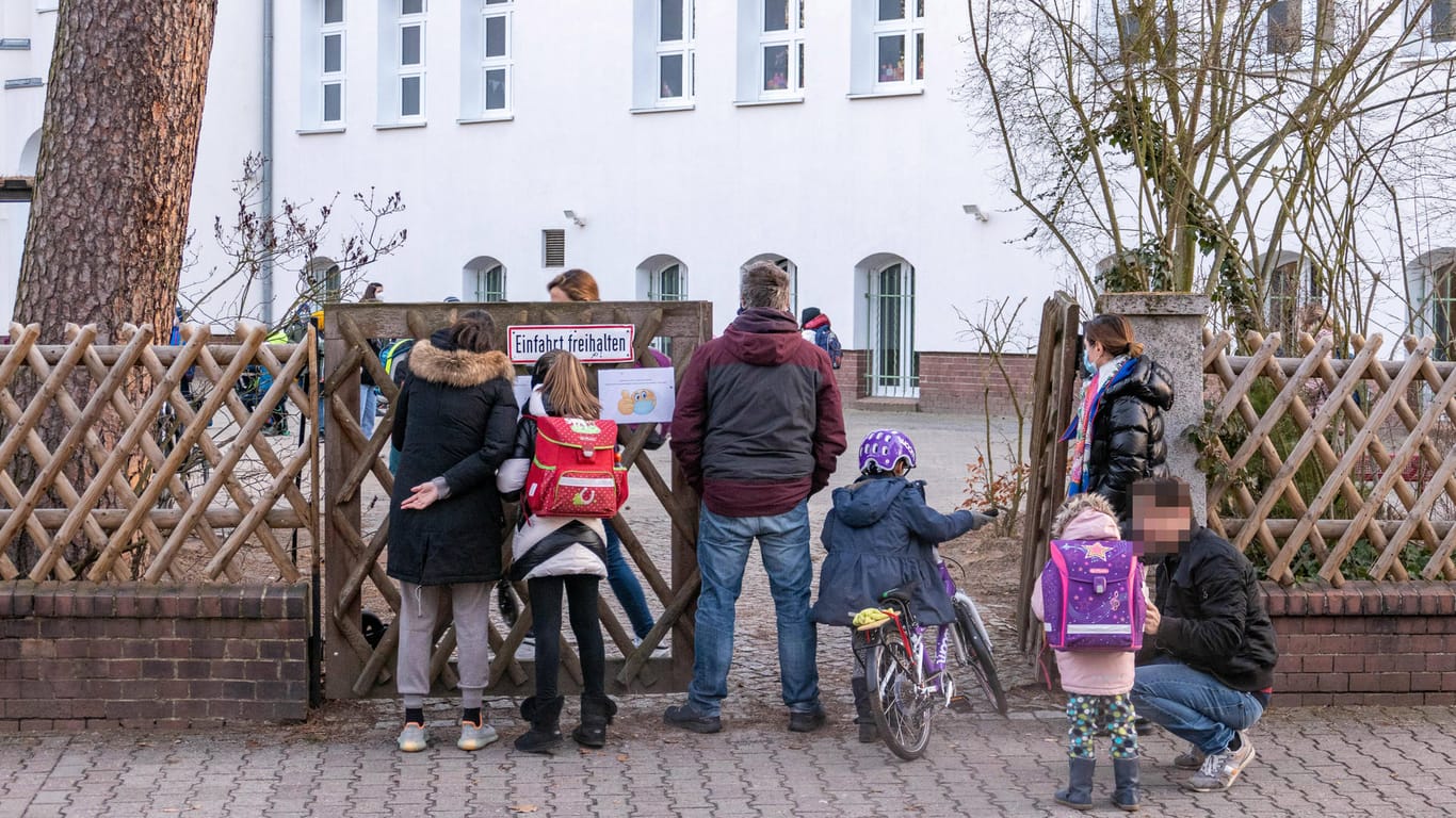 Eltern und Schüler stehen vor einer Berliner Grundschule (Symbolbild): Das Gericht gab den Eilanträgen zweier Schüler statt.