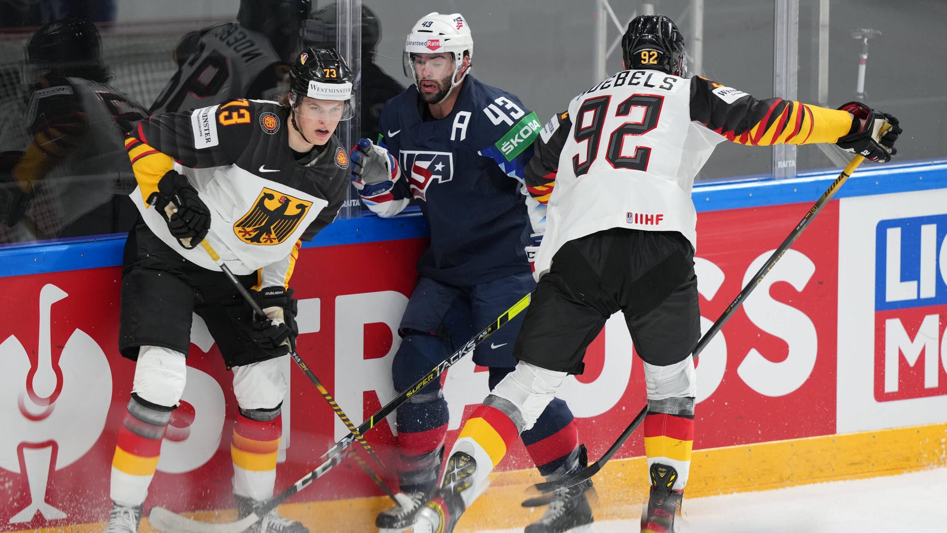 Lukas Reichel (l.) im Einsatz gegen Colin Blackwell (m.).