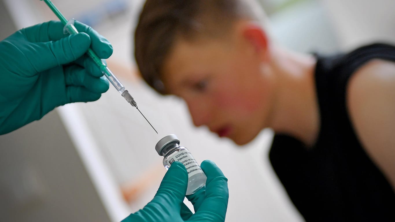 Ein Teenager bei der Corona-Impfung: Mit dem Wirkstoff von Biontech/Pfizer können in der EU jetzt auch Zwölfjährige geimpft werden. (Symbolfoto)