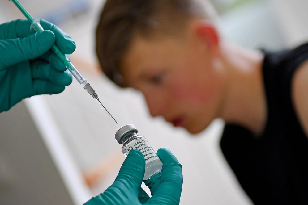 Ein Teenager bei der Corona-Impfung: Mit dem Wirkstoff von Biontech/Pfizer können in der EU jetzt auch Zwölfjährige geimpft werden. (Symbolfoto)
