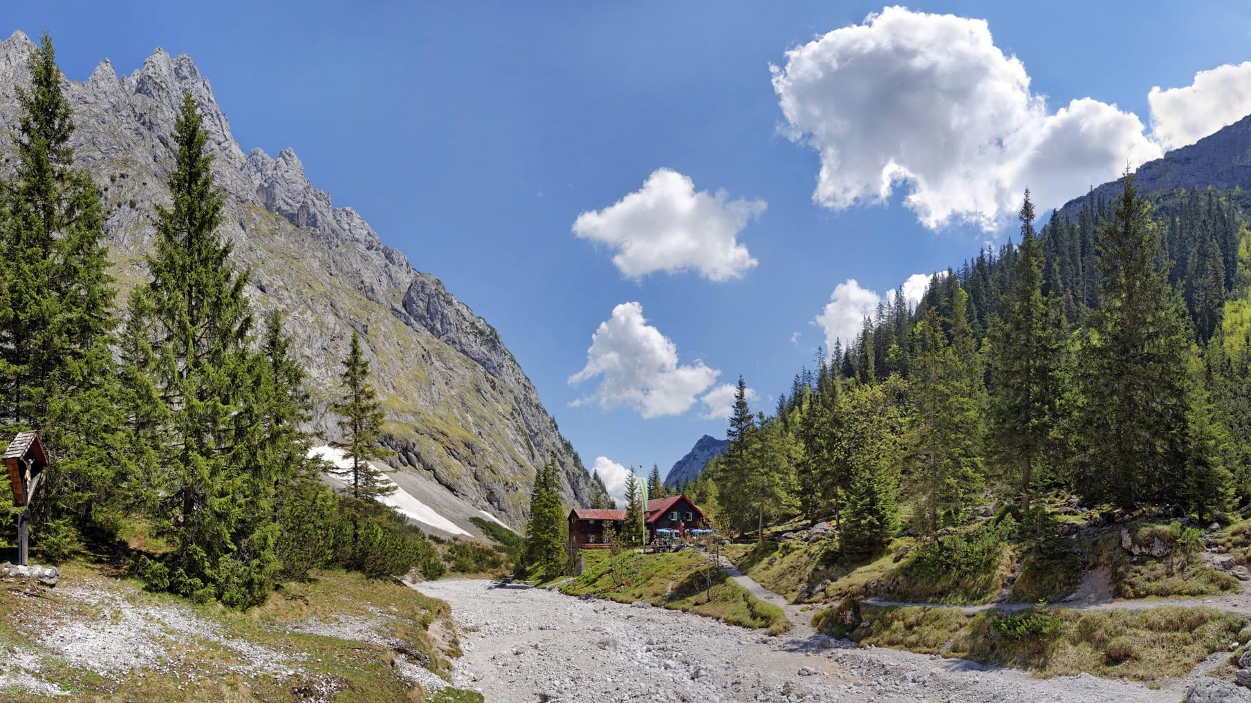 Höllental mit alter Höllentalangerhütte: Eine Frau ist in den Bergen gestorben. (Archivbild) Höllental mit alter Höllentalangerhütte: Eine Frau ist in den Bergen gestorben. (Archivbild)