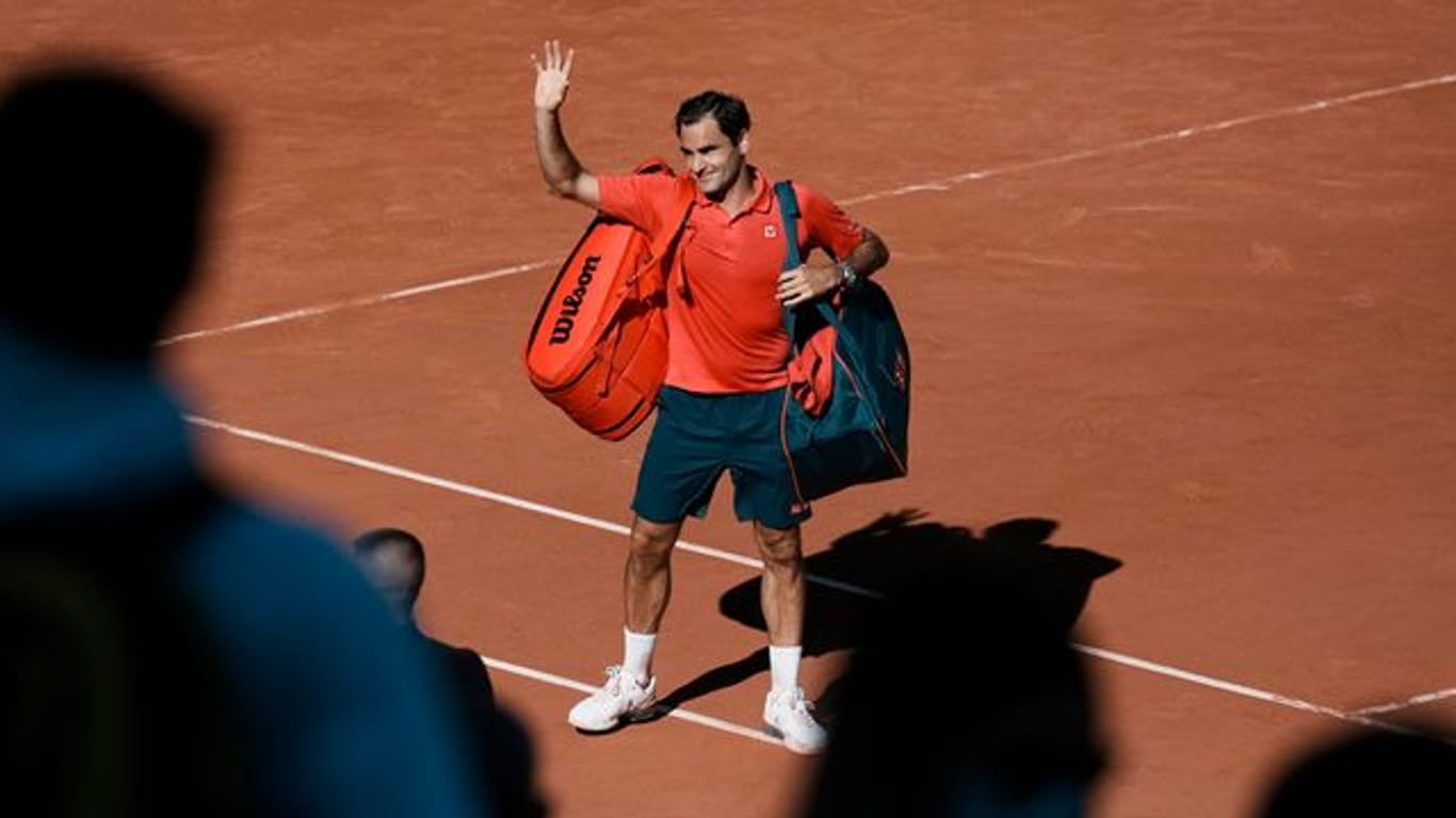 Roger Federer winkt nach seinem Sieg den Fans zu.