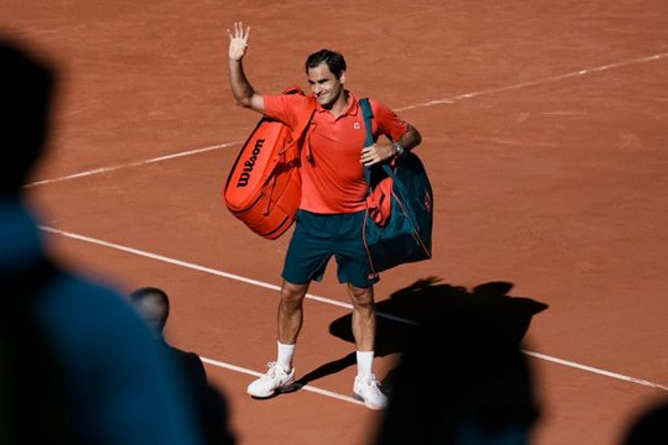 Roger Federer winkt nach seinem Sieg den Fans zu.