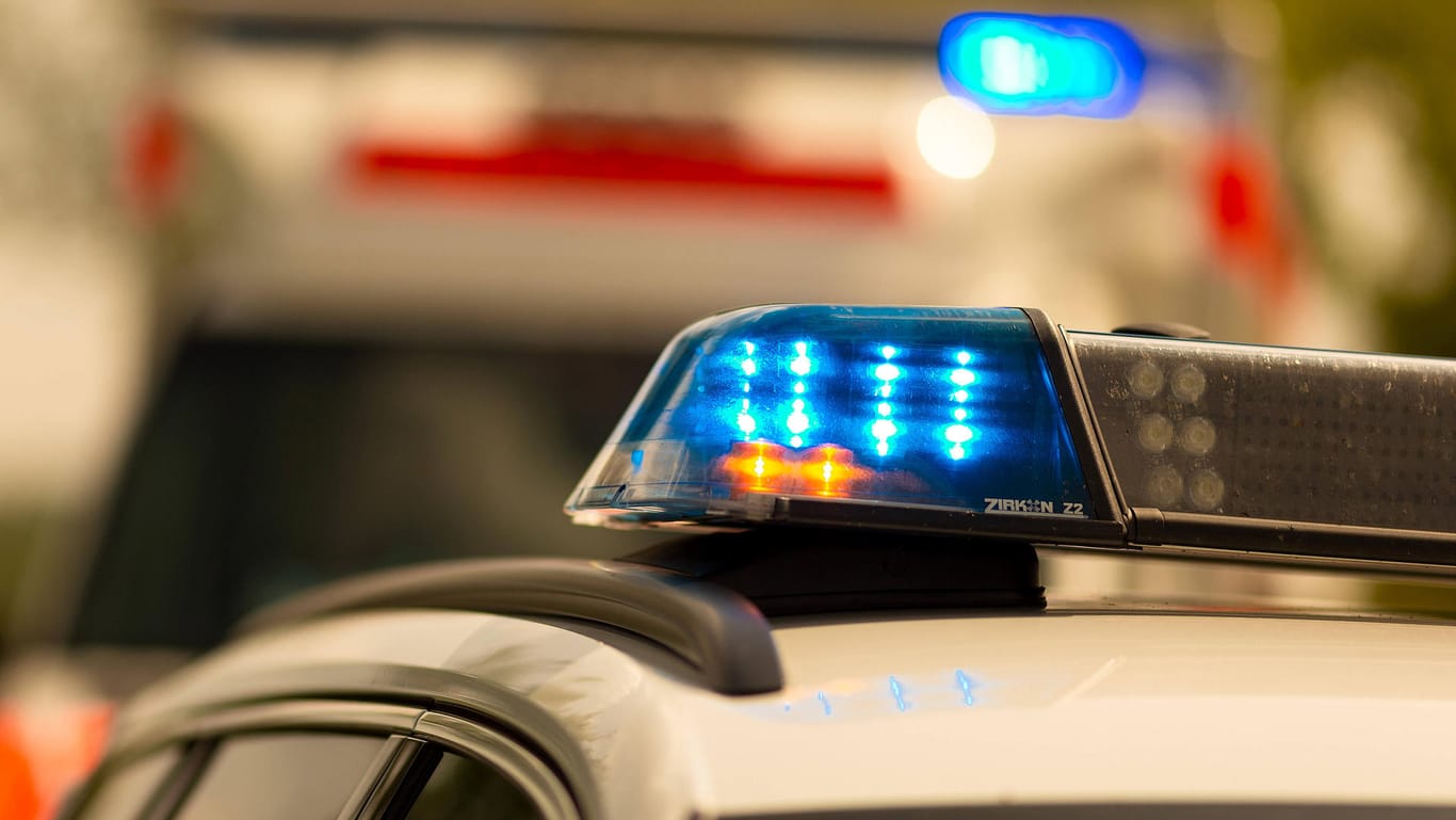 Polizeiauto und Rettungswagen mit Blaulicht: Die verletzten Schüler in Finnentrop wurden in umliegende Krankenhäuser gebracht. (Symbolfoto)