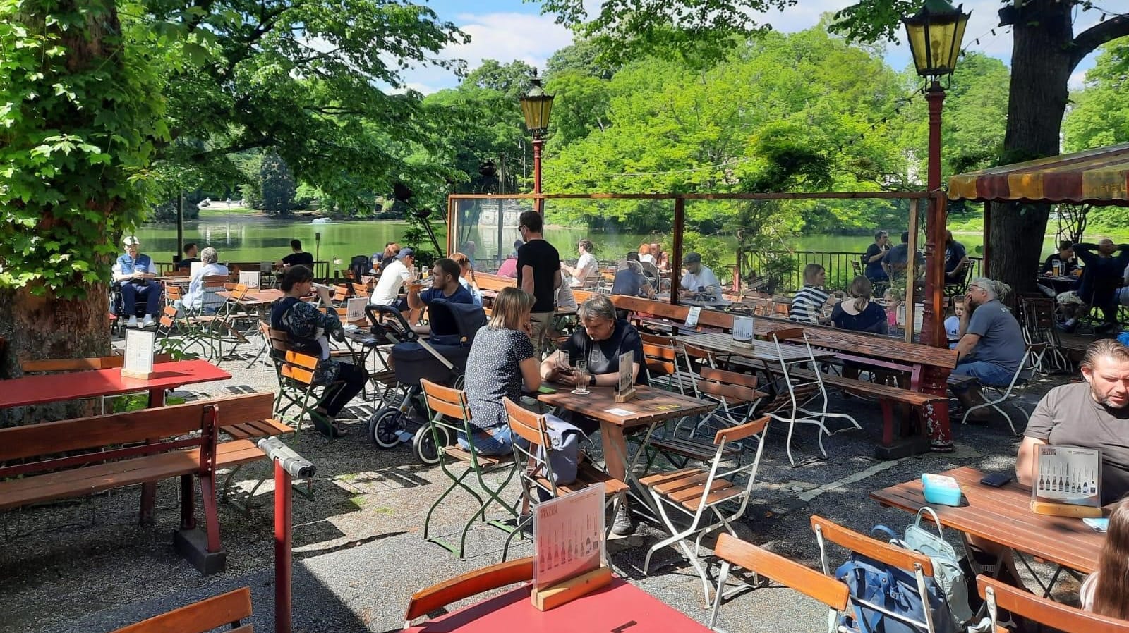 Blick in den Biergarten "Hellers" im Volksgarten: 280 Gäste haben hier aktuell Platz.