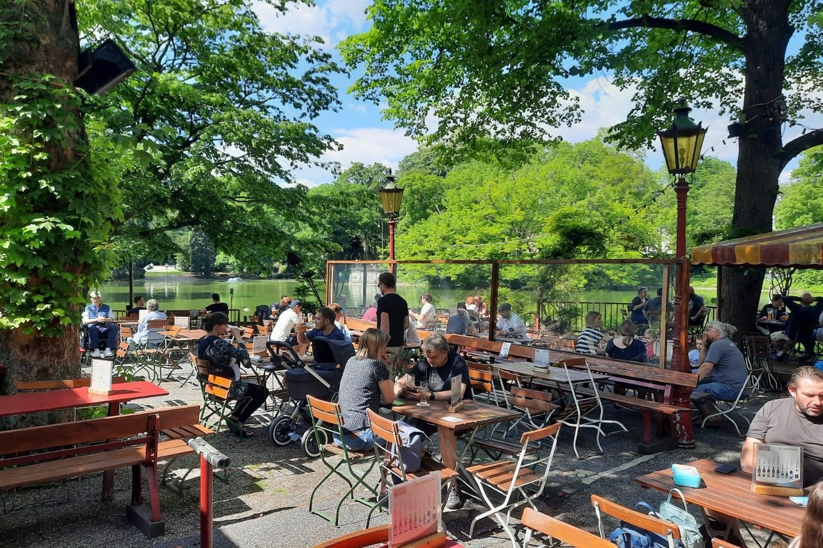 Blick in den Biergarten "Hellers" im Volksgarten: 280 Gäste haben hier aktuell Platz.