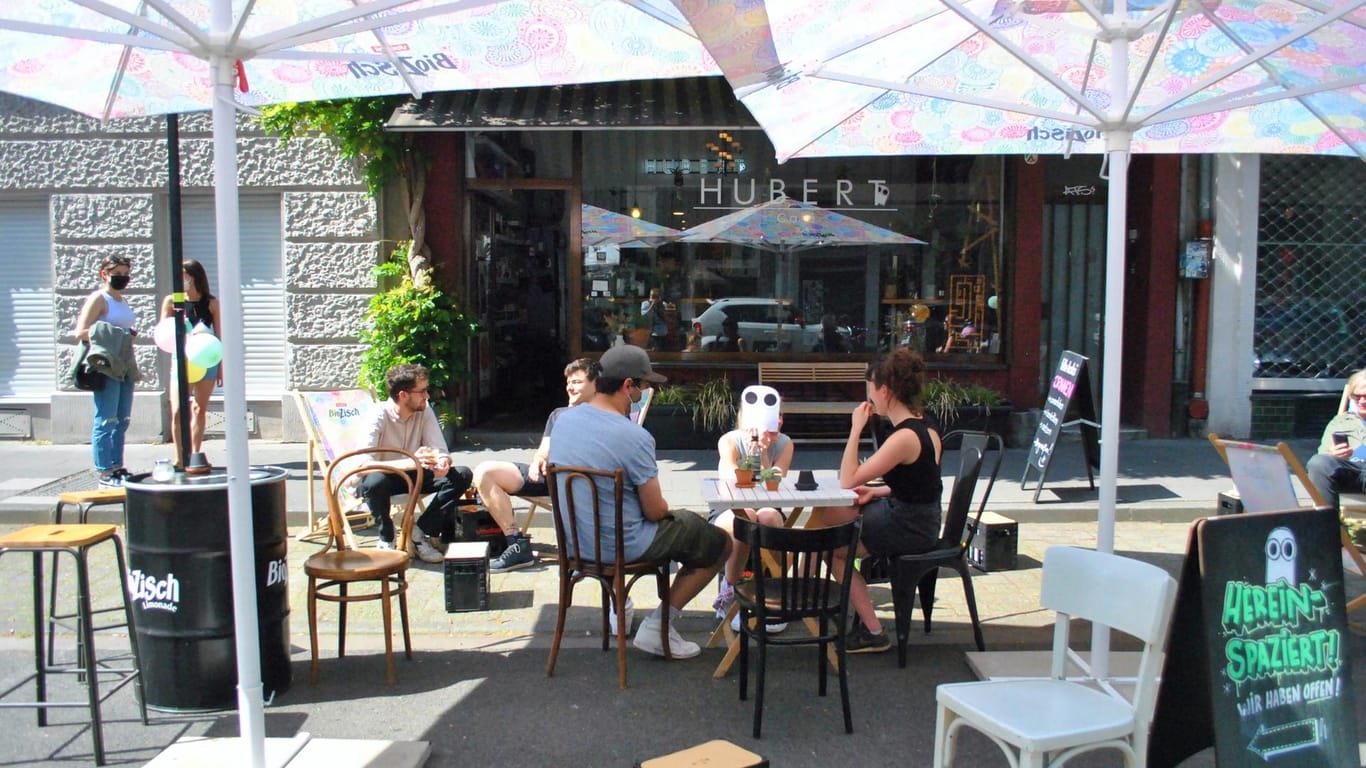 Das Café Hubert auf der Merowingerstraße: "Der Optimismus kommt wieder", sagt die Betreiberin.