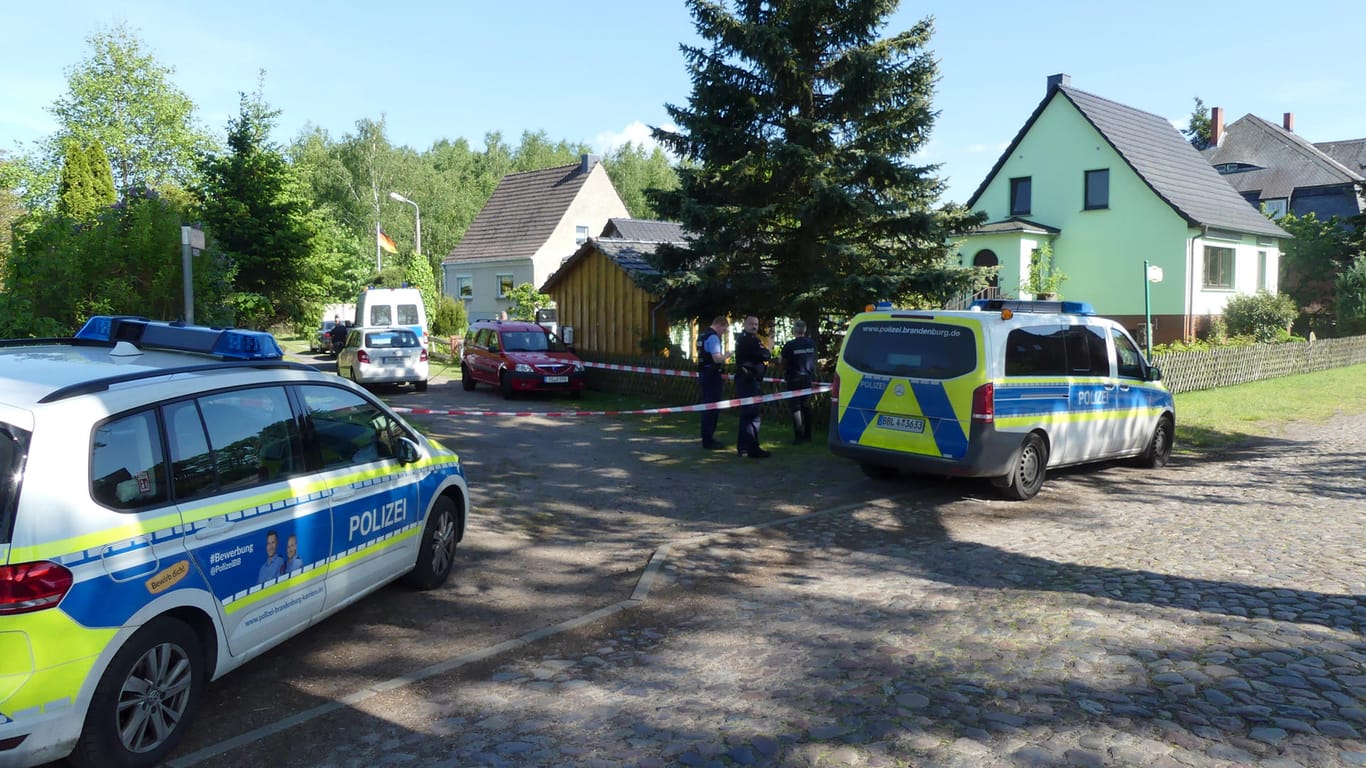 Polizisten ermitteln im brandenburgischen Lanz: Dort sind zwei Leichen entdeckt worden.