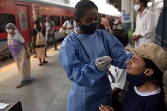 Coronatest in Indien: Die WHO will Virusmutanten künftig umbenennen.