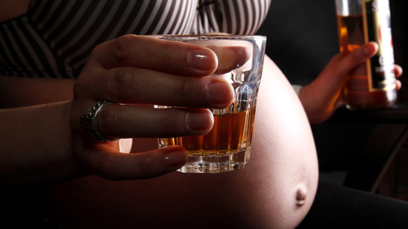 Schon ein Gläschen Alkohol kann in der Schwangerschaft großen Schaden anrichten.