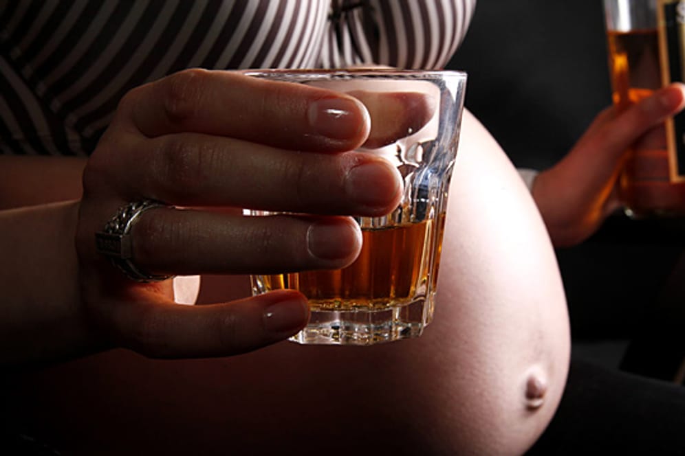 Schon ein Gläschen Alkohol kann in der Schwangerschaft großen Schaden anrichten.