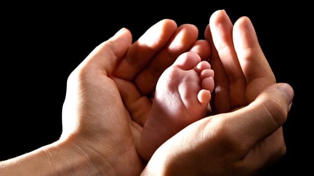 2012 ist die Zahl der adoptierten Kinder in Deutschland gesunken. 2012 ist die Zahl der adoptierten Kinder in Deutschland gesunken.