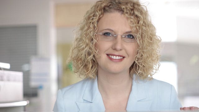 Silke Mader ist für ihren Einsatz für Frühchen und deren Familien vom ZDF-Magazin "Mona Lisa" ausgezeichnet. Silke Mader ist für ihren Einsatz für Frühchen und deren Familien vom ZDF-Magazin "Mona Lisa" ausgezeichnet.