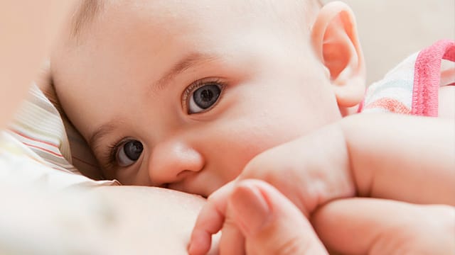 Britische Frauen sollen im Rahmen eines Pilotprojekts Geld bekommen, wenn sie ihr Baby stillen. Britische Frauen sollen im Rahmen eines Pilotprojekts Geld bekommen, wenn sie ihr Baby stillen.