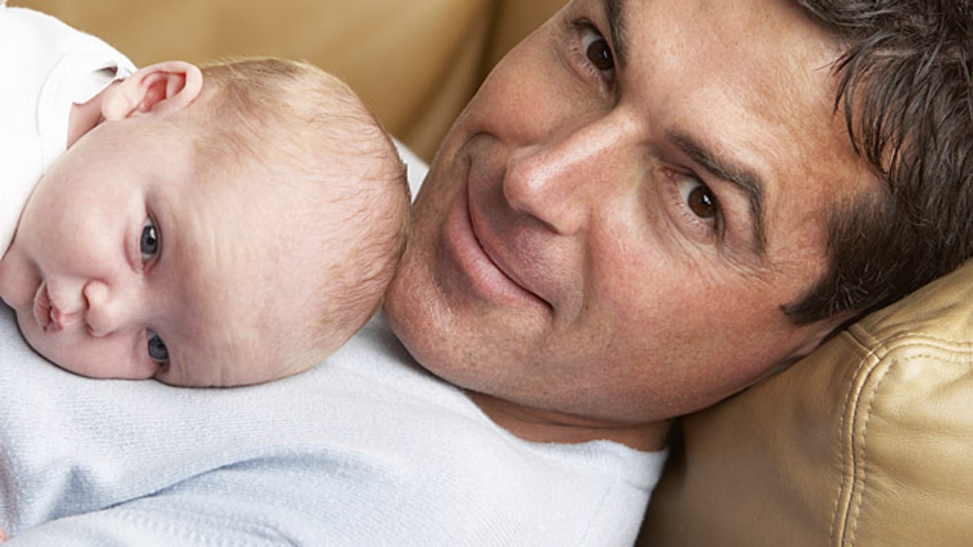 Elternzeit: Um die ersten Monate mit dem Baby zu erleben, nehmen immer mehr Väter Elternzeit.
