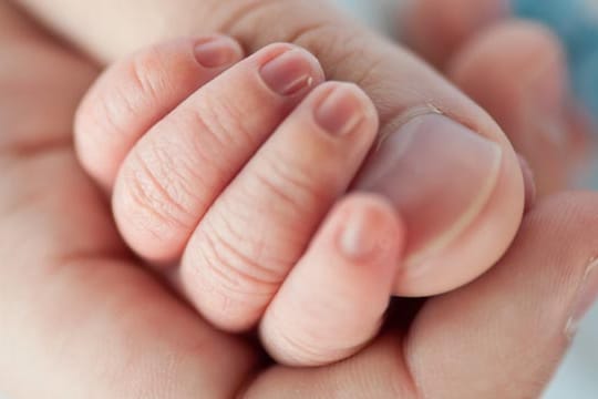 Risiko-Babys: Diese Gefahren birgt die künstliche Befruchtung für ungeborene und neugeborene Babys.