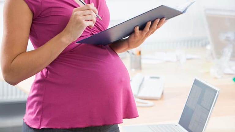 Der Arbeitgeber muss für den Mutterschutz gewährleisten, dass der Arbeitsplatz der schwangeren oder stillenden Arbeitnehmerin sicher ist.
