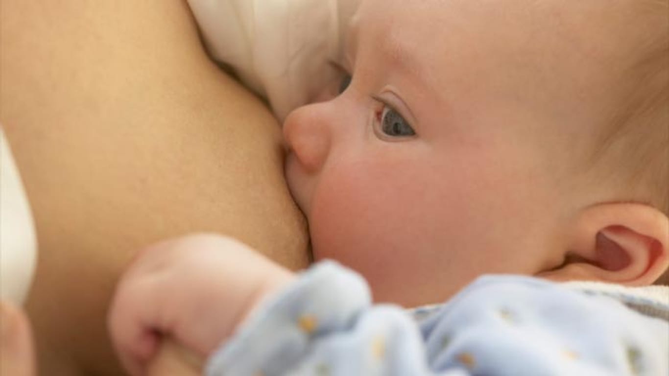 Stillen: Muttermilch ist die beste Nahrung für Babys - aber gilt das auch für die Milche fremder Mütter?
