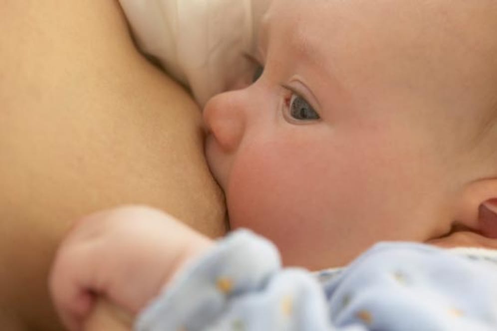 Stillen: Muttermilch ist die beste Nahrung für Babys - aber gilt das auch für die Milche fremder Mütter?