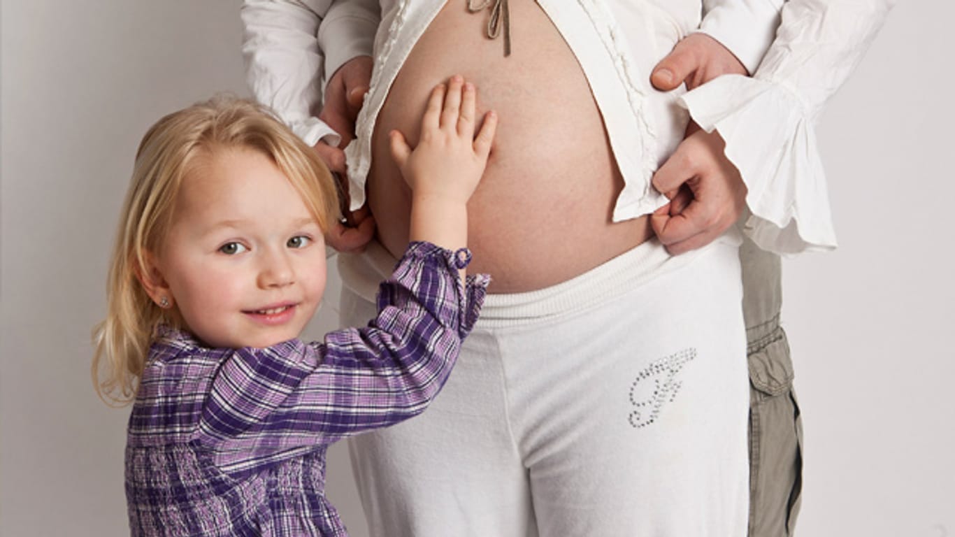 Die Schwangerschaft hautnah miterleben: Das macht es Kindern leichter, sich auf das neue Geschwisterchen zu freuen