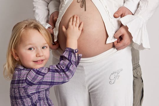 Die Schwangerschaft hautnah miterleben: Das macht es Kindern leichter, sich auf das neue Geschwisterchen zu freuen