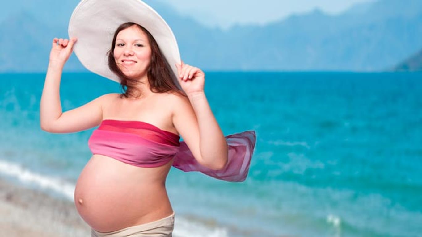 Schwangerschaft: Der Babybauch muss dem Traumurlaub nicht im Weg stehen, wenn Schwangere ein paar Vorsichtmaßnahmen beachten.