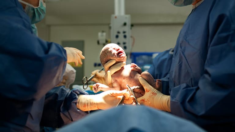 Geburt: Nach der Geburt wird der Sauerstoffgehalt im Blut des Kindes überwacht.