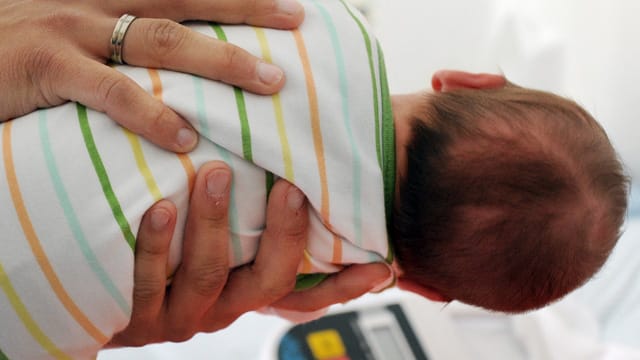 Hebammen tragen große Verantwortung für Schwangere und Babys. Wenn sie einen Fehler machen, drohen enorme Entschädigungsforderungen. Hebammen tragen große Verantwortung für Schwangere und Babys. Wenn sie einen Fehler machen, drohen enorme Entschädigungsforderungen.