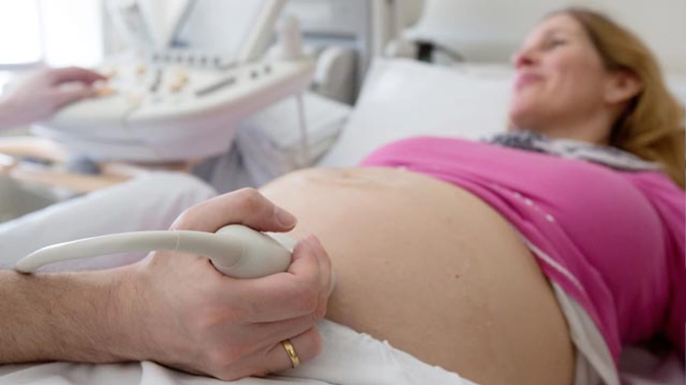Schwangerschaft: Regelmäßige Ultraschalluntersuchungen zeigen die Position des Kindes im Mutterleib an.