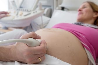 Schwangerschaft: Regelmäßige Ultraschalluntersuchungen zeigen die Position des Kindes im Mutterleib an.