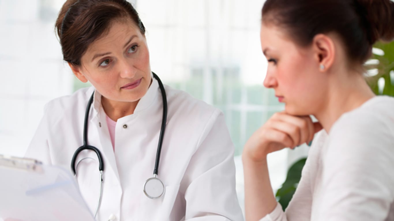 Bei Verdacht auf eine sexuell übertragbare Krankheit sollten Sie in jedem Fall einen Arzt aufsuchen