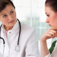 Bei Verdacht auf eine sexuell übertragbare Krankheit sollten Sie in jedem Fall einen Arzt aufsuchen