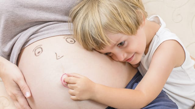 Gerade jüngere Kinder sollten Sie in die Schwangerschaft mit einbeziehen und sich dabei Zeit nehmen