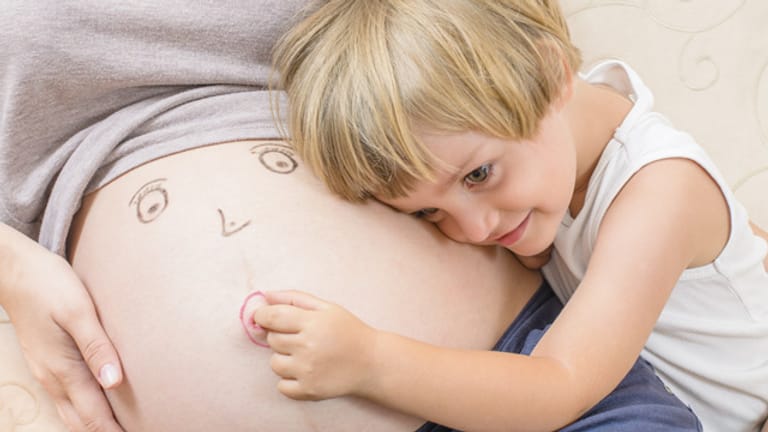 Gerade jüngere Kinder sollten Sie in die Schwangerschaft mit einbeziehen und sich dabei Zeit nehmen