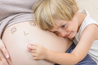 Gerade jüngere Kinder sollten Sie in die Schwangerschaft mit einbeziehen und sich dabei Zeit nehmen