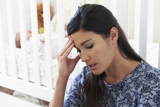 Bei einem Geburtstrauma holen die schlimmen Erinnerungen die Mutter immer wieder ein.