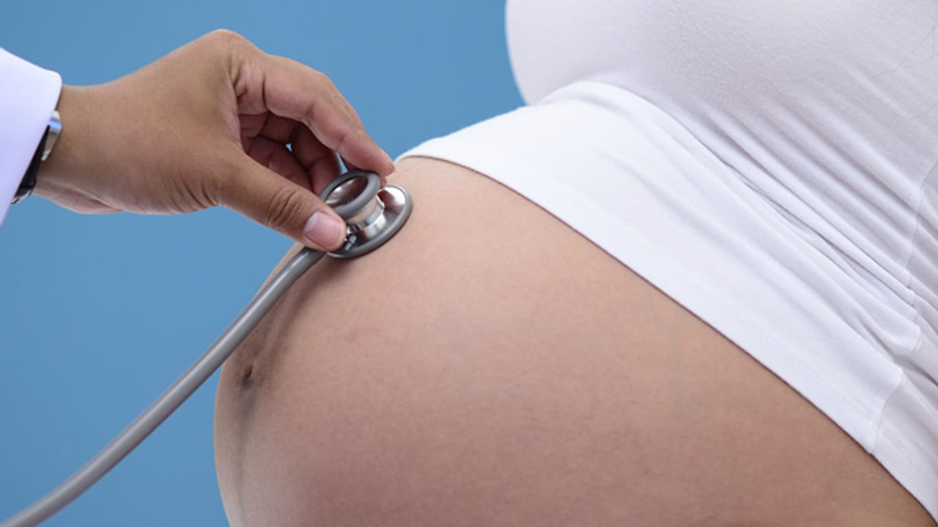 Bei starkem Übergewicht in der Schwangerschaft droht Gefahr für das Baby.