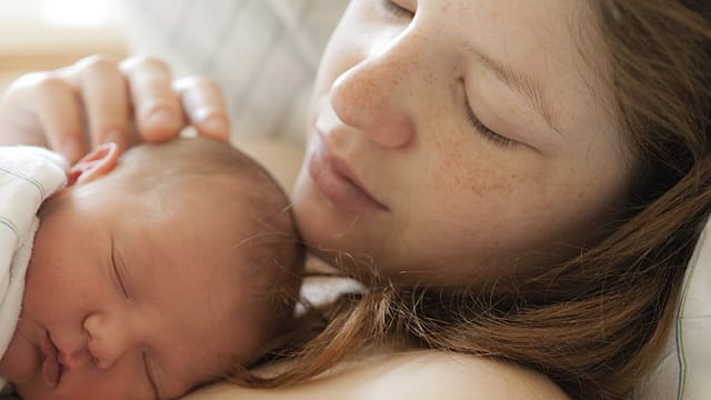 Die Geburt ist geschafft. Jetzt brauchen Mutter und Kind Zeit, um sich aneinander zu gewöhnen.