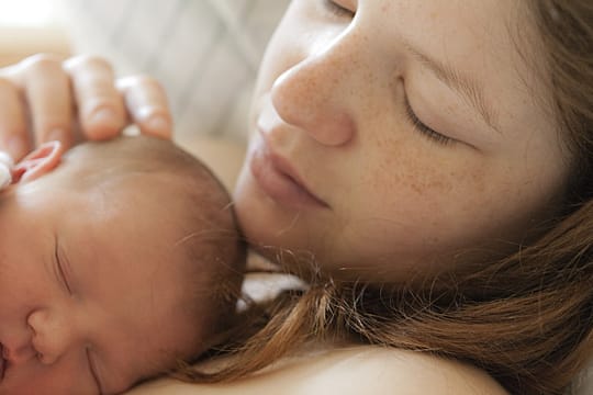 Die Geburt ist geschafft. Jetzt brauchen Mutter und Kind Zeit, um sich aneinander zu gewöhnen.