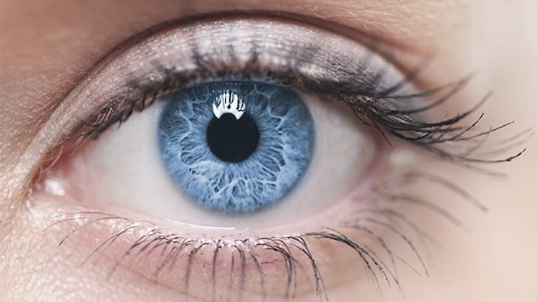 Menschliches Auge: Schon bei leichten Beschwerden am Auge sollten Sie zum Arzt.